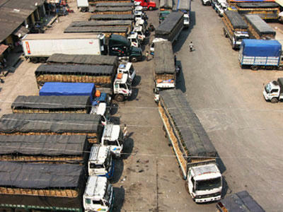 Xe chở dưa hấu nằm dài ở cửa khẩu Tân Thanh (Lạng Sơn). Ảnh minh họa