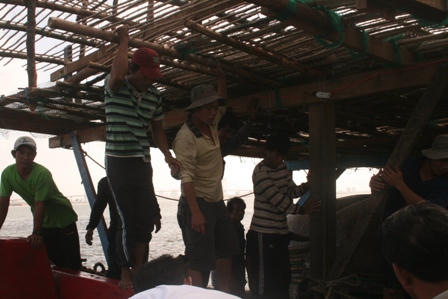 Các ngư dân được đưa vào bờ an toàn.