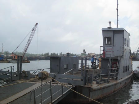 Chiếc phà sắt mới đóng với số tiền trên 2,5 tỷ, nhưng vẫn cho nằm bờ... 