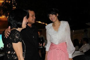  Hà Kiều Anh và chồng nhận được sự quan tâm của bạn bè trong lần tái xuất này.