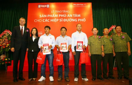 Trao tặng bảo hiểm cho các 