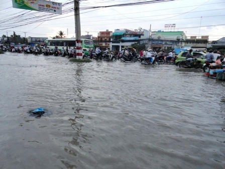 Một đoạn đường Kha Vạn Cân trắng nước do Triều cường.