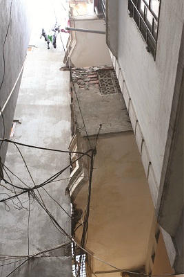 Nhà số 28 Đại Đồng (bên trái) đã nghiêng tì hẳn  vào ban công nhà số 36 Đại Đồng (bên phải)