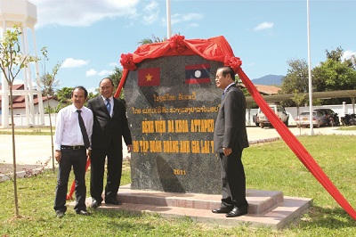 Từ phải qua: Phó Thủ tướng Somsavat Lengsavat, Phó Thủ tướng Nguyễn Xuân Phúc và ông Đoàn Nguyên Đức tại lễ bàn giao Bệnh viện Attapeu