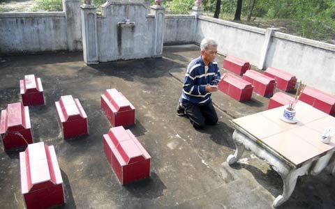 Cha già khấn vái 12 con.