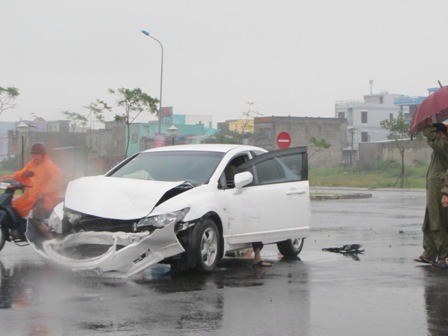 Ô tô mang BKS 43A 00.557 bị nát bét phần đầu.