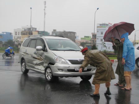 Inova mang BKS 43S 7634 bị bẹp dúm phần thân.