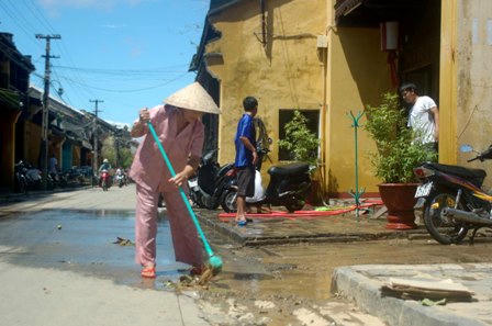  Người dân Quảng Nam tranh thủ dọn dẹp sau lũ.