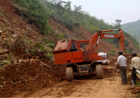 Nhiều tuyến đường lên vùng cao Quảng Nam vẫn bị chia cắt do sạt lỡ.