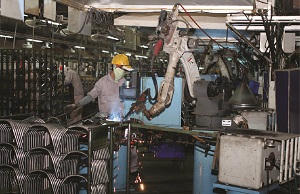 93,5% hợp đồng của DN công nghiệp chế tạo là hợp đồng ngắn hạn. Ảnh minh họa của Bách Linh