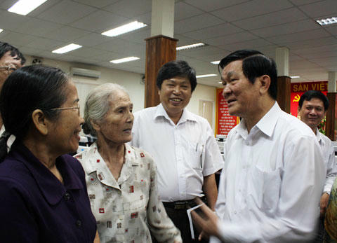 Chủ tịch nước Trương Tấn Sang tiếp xúc cử tri TP.HCM.