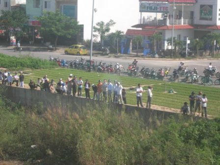 Người dân hiếu kỳ xem vụ việc.