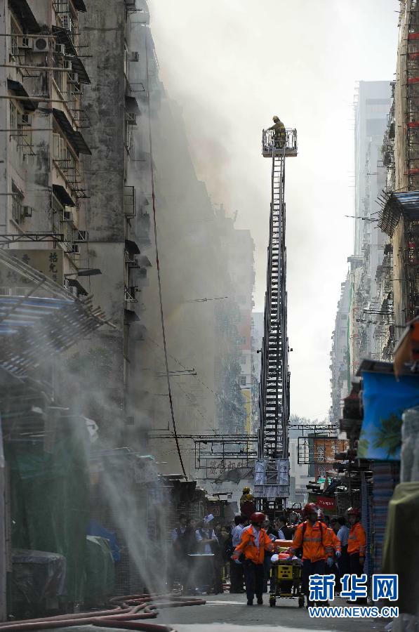 Lực lượng cứu hỏa đang nỗ lực dập tắt đám cháy. 