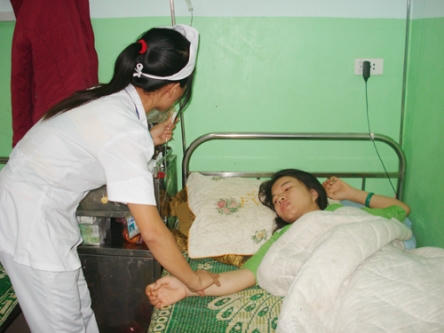 keo con voi 502 đổ vào lòng 2 bàn tay chị Lê Thị Phương (SN 1987) rồi ép dính