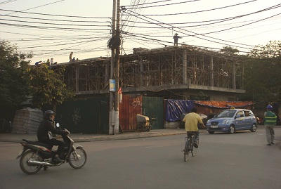 Trước thời điểm Đoàn kiểm tra Sở Tài nguyên và Môi trường xuống, công nhân trên công trình ở mương nước Nguyễn Khánh Toàn vẫn hối hả chuẩn bị xây thêm tầng 3