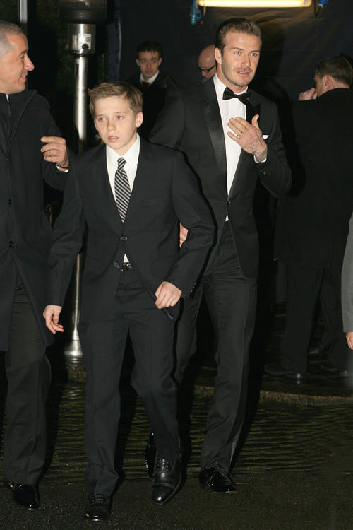 Cậu cả nhà Becks trông rất ra dáng người lớn trong trang phục vest.