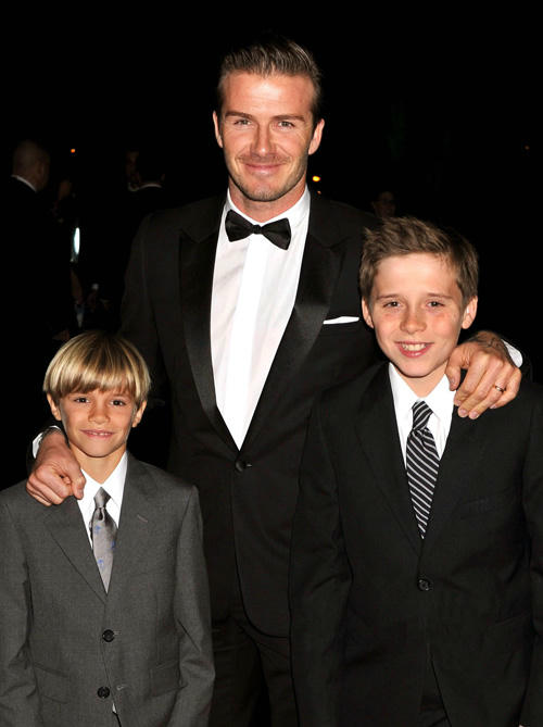 Ba bố con Becks vui vẻ tạo dáng trước ống kính máy ảnh. Trong khi Brooklyn và Romeo đi dự lễ trao giải cùng bố, Cruz ở nhà cùng mẹ Vic chăm sóc em gái út Harper