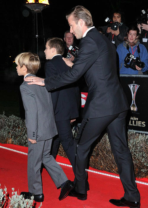 Bố con Becks thu hút sự chú ý đặc biệt của cánh phóng viên. 