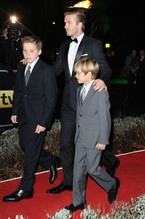 Ống kính máy quay luôn hướng về phía Becks và hai cậu con trai. 
