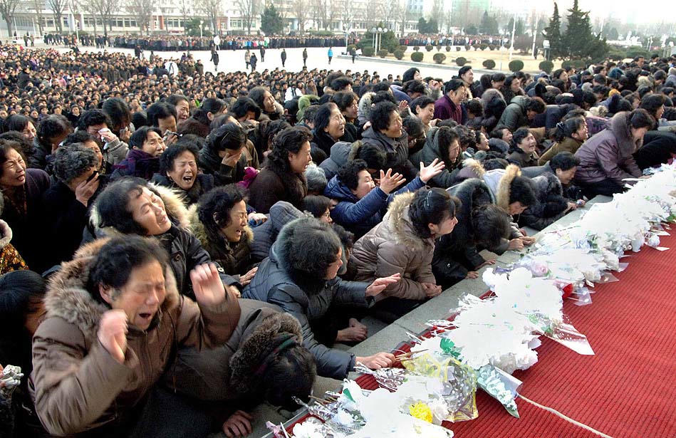 Người dân Triều Tiên khóc ngất vì tiếc thương Chủ tịch Kim Jong-un. Ảnh: Losangelestimes.