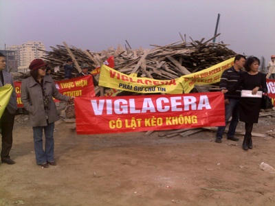 Khách hàng giăng băng rôn phản đối Vigracera. Ảnh: MH