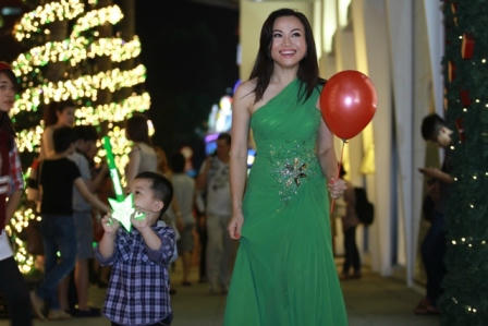 Hoàng Châu cùng con trai vui chơi.