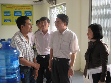 Ông Lê Khắc Nam - Phó Chủ tịch UBND TP.Hải Phòng động viên người điều trị.