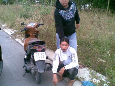 Tên Đảm bị khống chế cùng chiếc xe mang BkS giả.