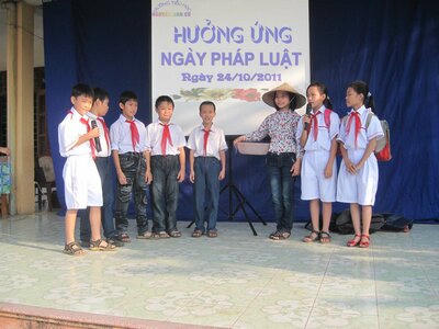 Một hoạt cảnh hưởng ứng “Ngày pháp luật” trong nhà trường tại Đông Triều, Quảng Ninh