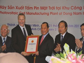Trao Giấy chứng nhận đầu tư cho Dự án pin mặt trời Fist Solar tại TP.HCM - một trong hai dự  án có vốn đăng ký trên 1 tỷ USD trong năm 2011