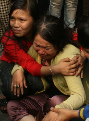 Chủ hàng khóc ngất vì số tài sản bị thiêu rụi.