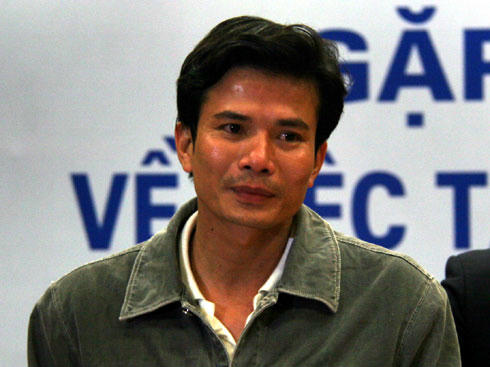 Anh Đậu Ngọc Hùng chia sẻ với báo chí sau khi được cứu sống trở về Việt Nam.