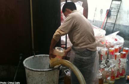 Một công nhân của nhà máy Yonglong đang “sản xuất” dầu ăn.