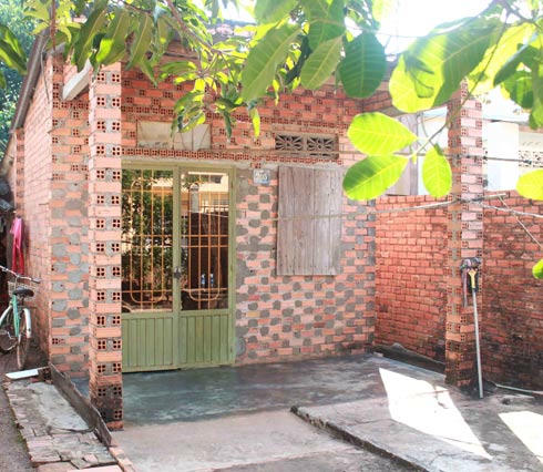 Từ khi sự việc bé Nga bị cưỡng hiếp vỡ lở, ngôi nhà nhỏ của hai mẹ con luôn đóng cửa kín mít.