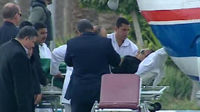 Ông Mubarak được đưa đến hầu tòa. Ảnh BBC