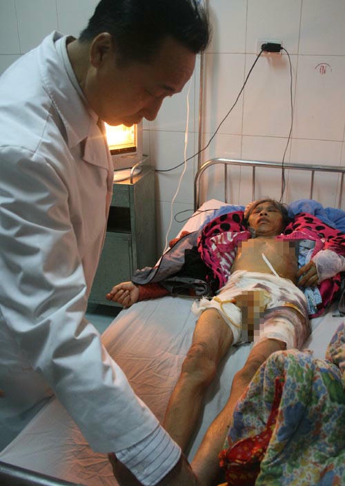 Bác sĩ Bệnh viện Đa khoa Vân Đình thăm khám cho bà Phương.