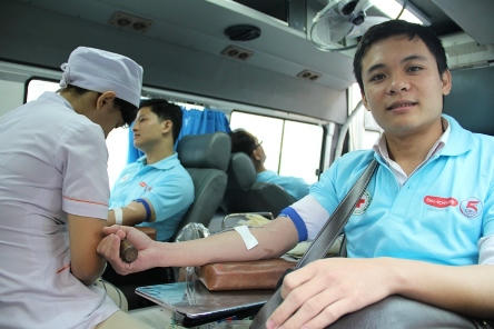 Nhân viên công ty hiến máu nhân đạo sáng ngày 10.1.2012