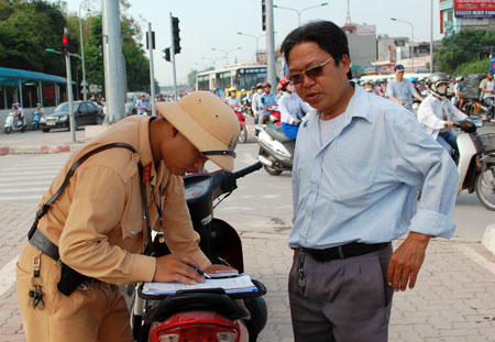 Phạt cao là một trong những giải pháp góp phần làm tăng ý thức chấp hành pháp luật của người điều khiển phương tiện giao thông.