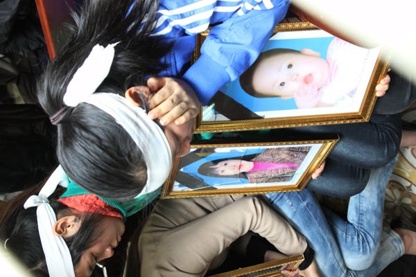 Người nhà các nạn nhân buồn bã ôm di ảnh người đã khuất