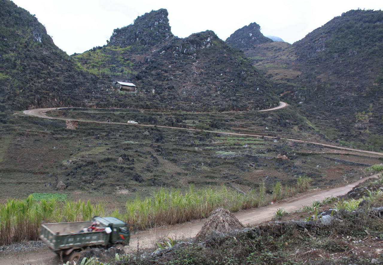 Ngoằn nghèo đường lên Mèo Vạc