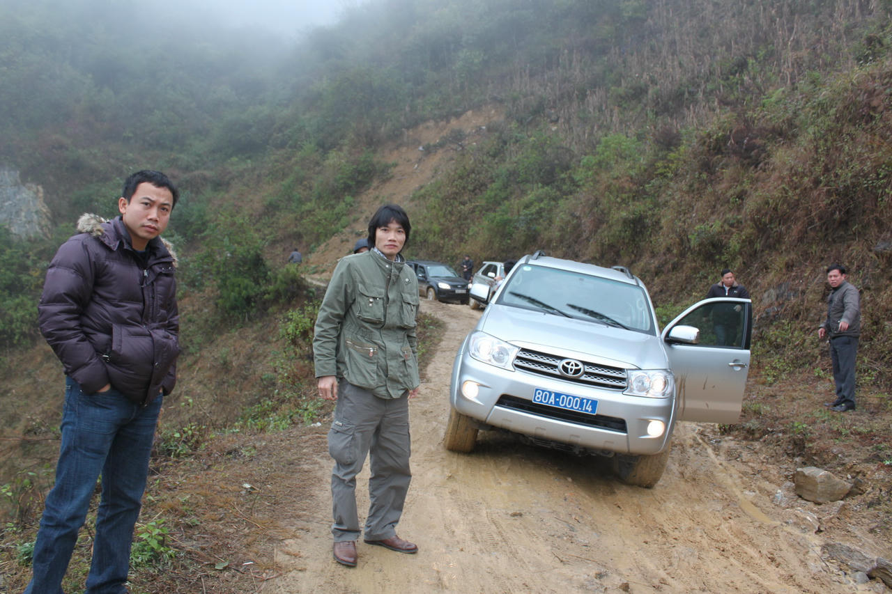 Do đường xấu đoàn xe của Báo PLVN phải dừng lại cách đồn Lũng Làn 18km