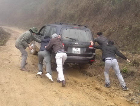 Xe bị sa lầy do đường trơn trượt