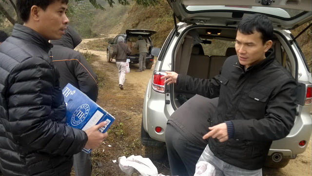 Đoàn công tác Báo PLVN phải bốc hàng xuống xe để tăng bo bằng xe máy vào đồn biên phòng