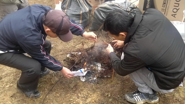 Đốt lửa sưởi ấm dưới cái lạnh 5 độ C