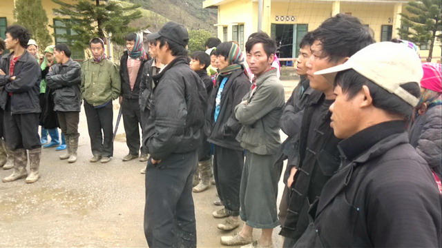 Bà con dân tộc HMong đợi nhận quà tết của Báo PLVN