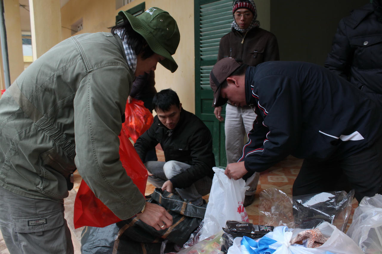 Chuẩn bị quà Tết để tặng bà con