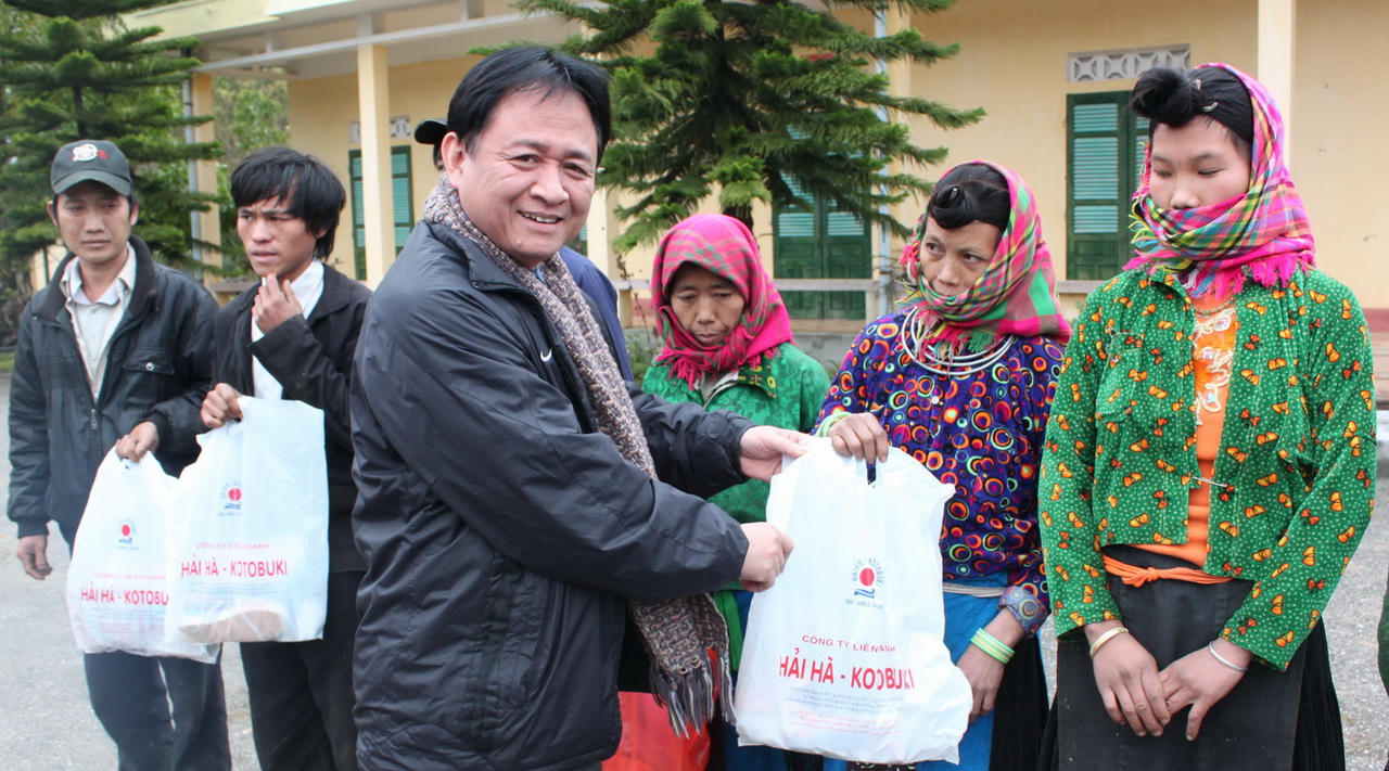 Phó TBT Đặng Ngọc Luyến trao quà cho đồng bào