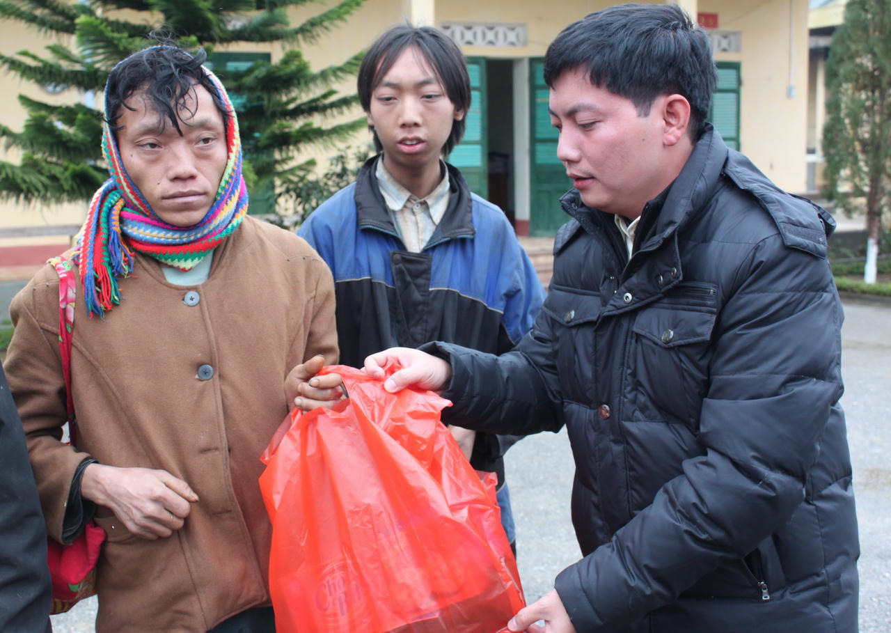 Phó trưởng ban Bạn đọc trao quà