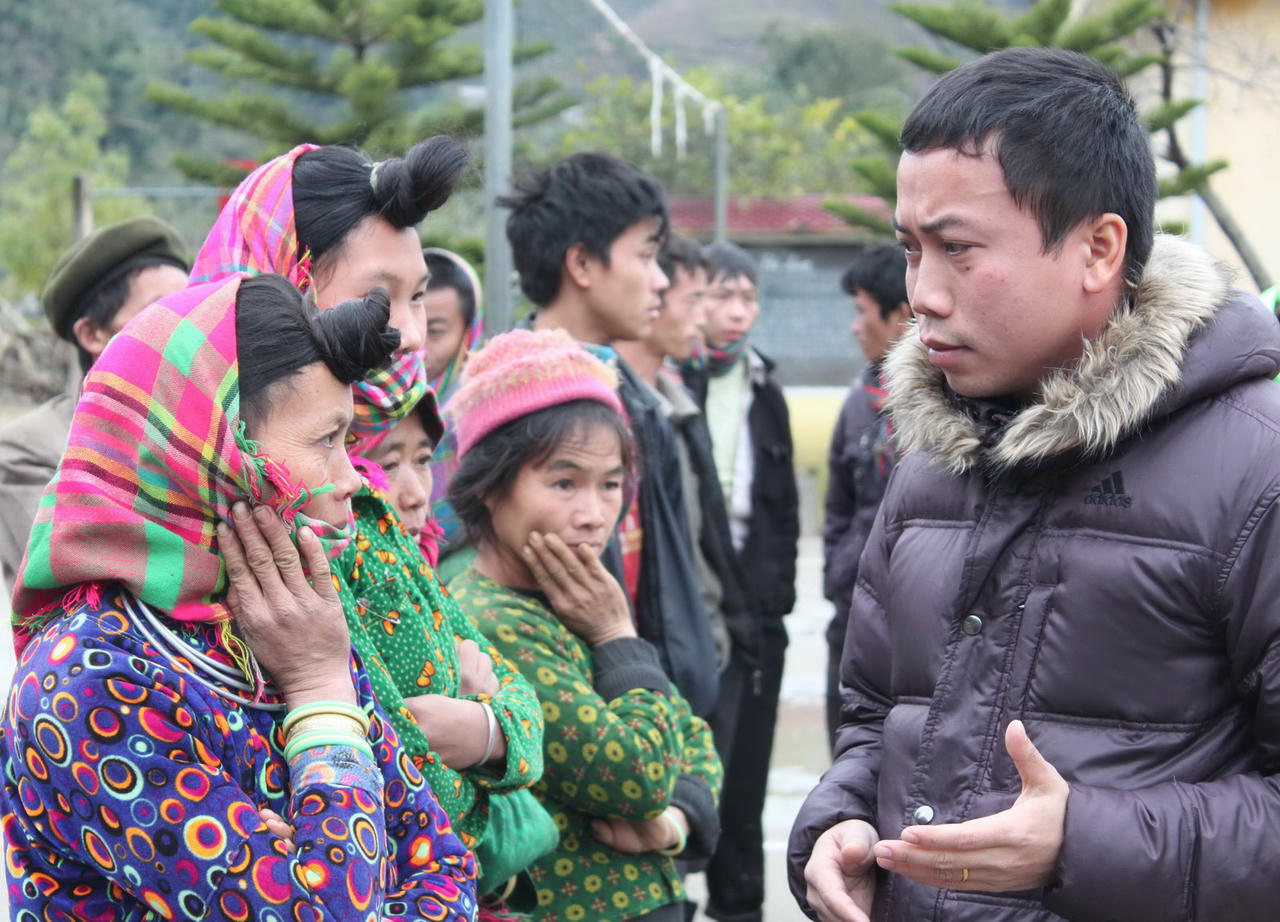 PV báo PLVN hỏi thăm đời sống của bà con