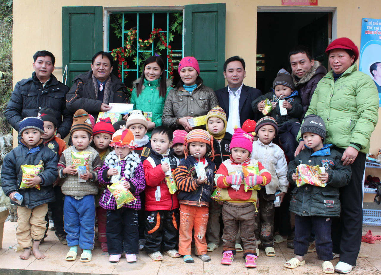 Lãnh đạo, pv Báo PLVN thằm và tặng quà tại trường mầm non Sơn Vỹ